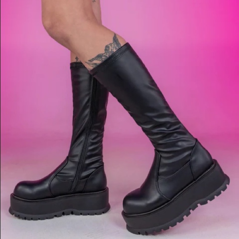 demonia slacker boots size 6